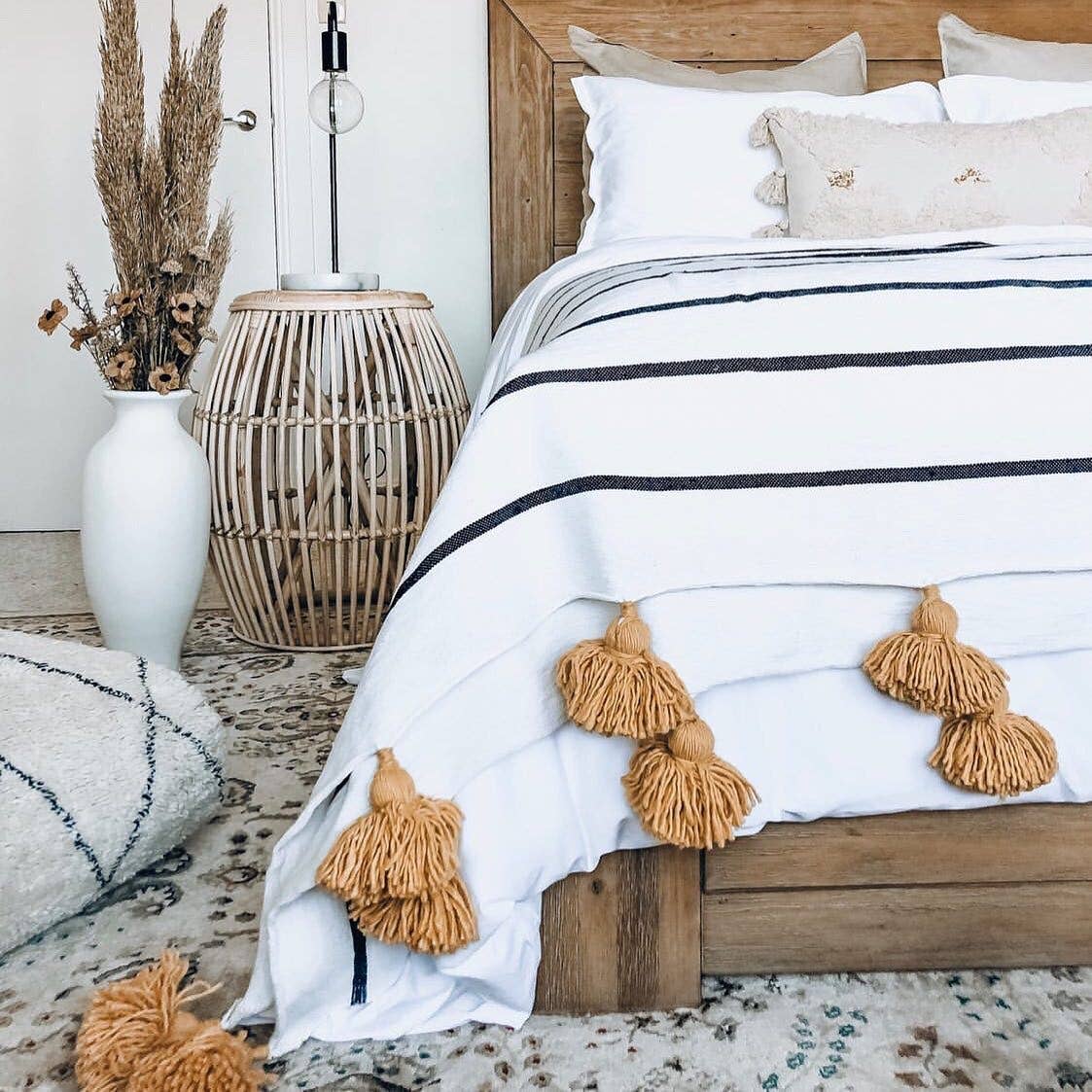 marrakeshop - Vente Plaids - Couverture marocaine blanche tissée main avec pompons moutarde et rayures noires4