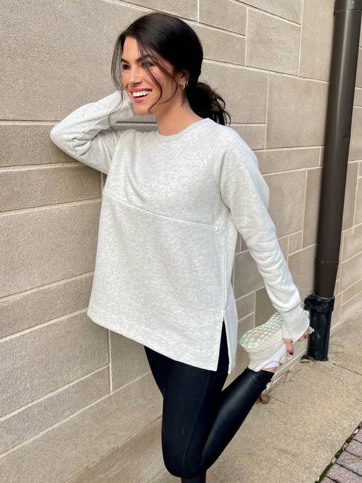 Sweat-shirt tunique de yoga pour infirmière - Gris chiné clair pour la vente par Nursing Queen