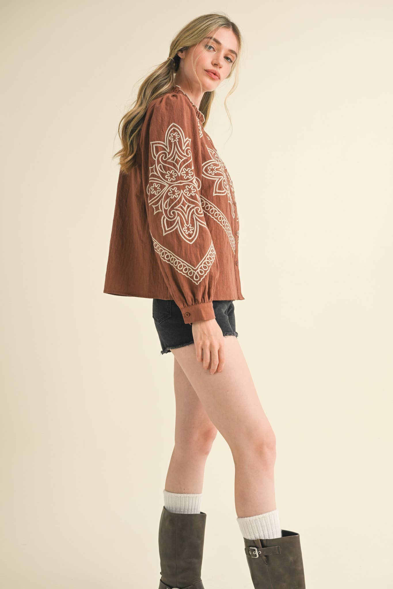 &MERCI – Engroshandel Skjorte med buttondown – til kvinder – BRODERET MOCK NECK KNAPPEBLUSE MTP333638