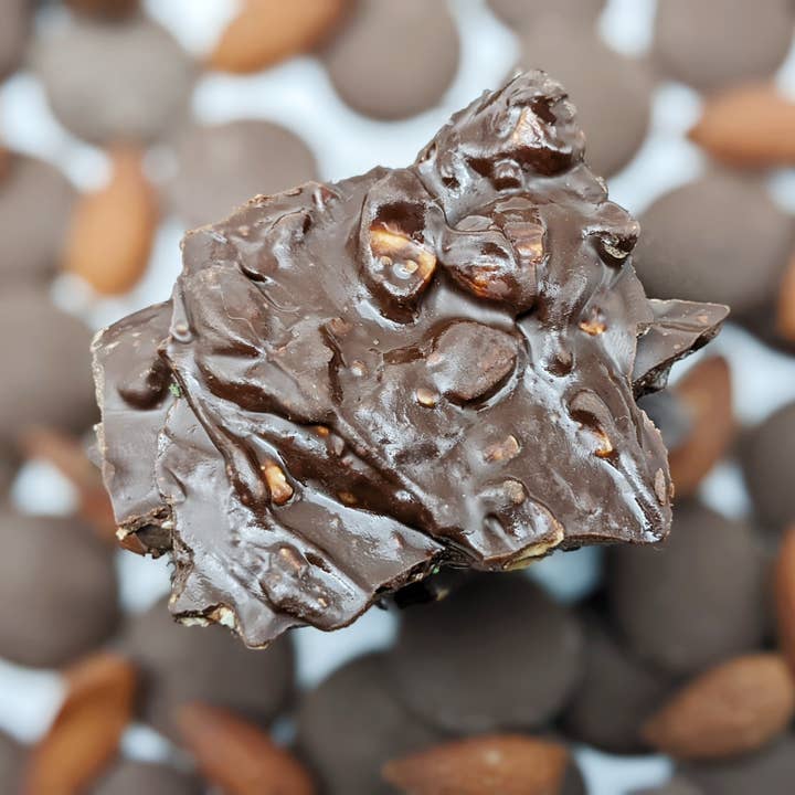 Chocolate do Dia dos Namorados - Casca de Chocolate Negro com Amêndoas - 120g por atacado de DSRV Chocolates