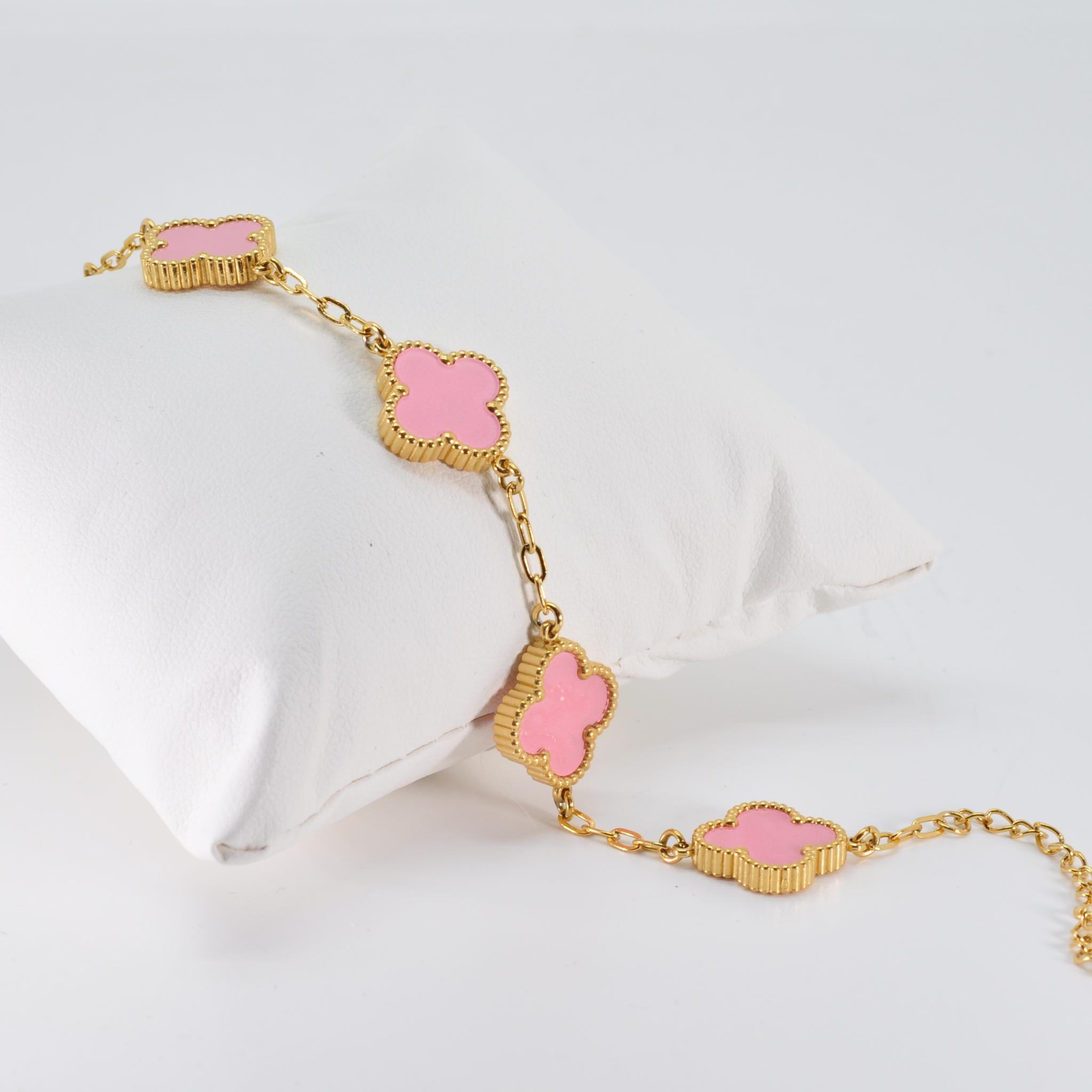 Byzantium Collection Ltd – Großhandel Armband mit Charms/Anhängern – Doppelarmband mit rosa vierblättrigem Kleeblatt, 18 Karat vergoldet3