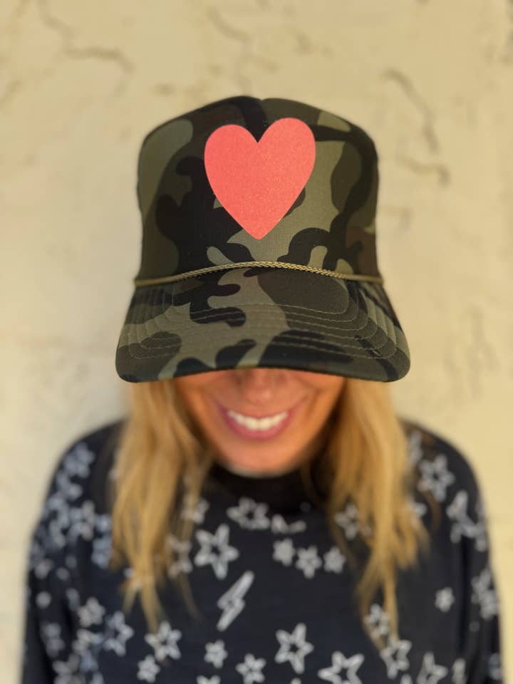 Artsy Heart - Camo Trucker avec paillettes de pamplemousse pour la vente par Arnie + Ollie