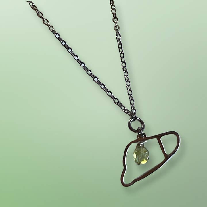 Colar pendente centrado no fígado peridoto por atacado de Shit & Crystals