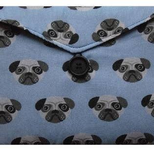 Tablet-taske med lyseblå mops-print for engroshandel hos The Hare And The Moon