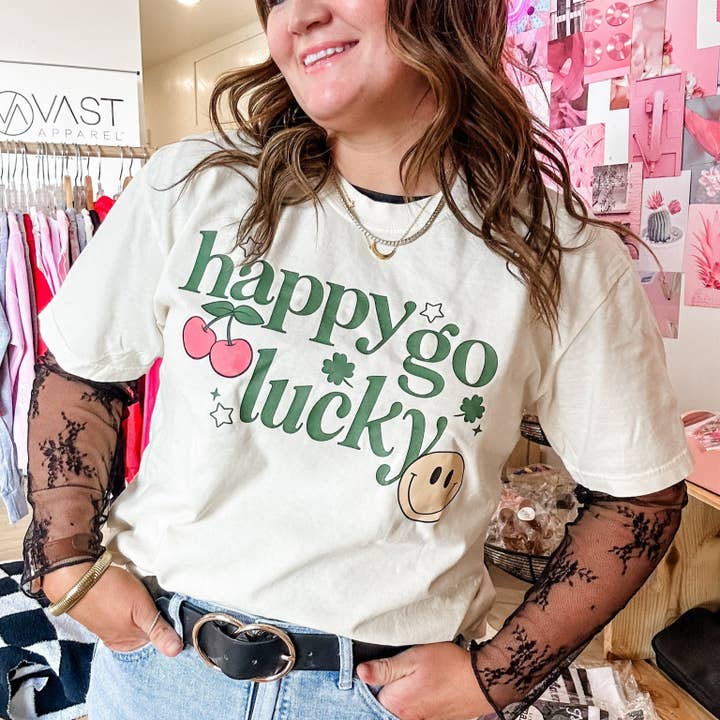 Happy Go Lucky - Comfort Colors T-shirt for engroshandel hos Little Mama Shirt Shop