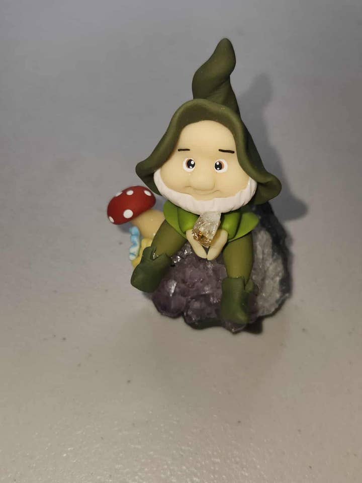 Håndlavet grøn nisse af polymerler på ametystbase for engroshandel hos Midnight,Moonlight & Magick