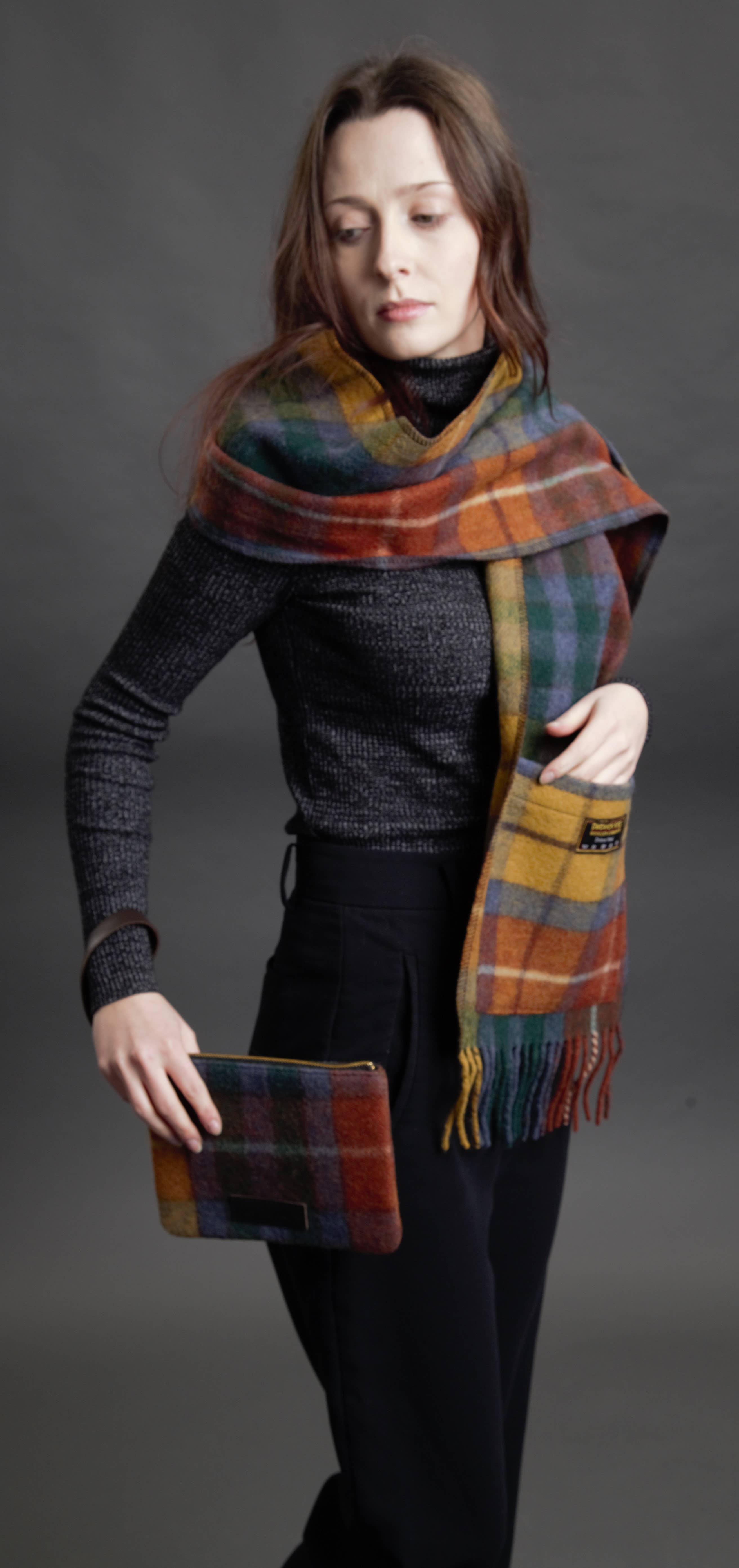 Patrick King Woollen Company - Vente Écharpe – femme - Écharpe Antique Buchanan en mérinos avec poches2