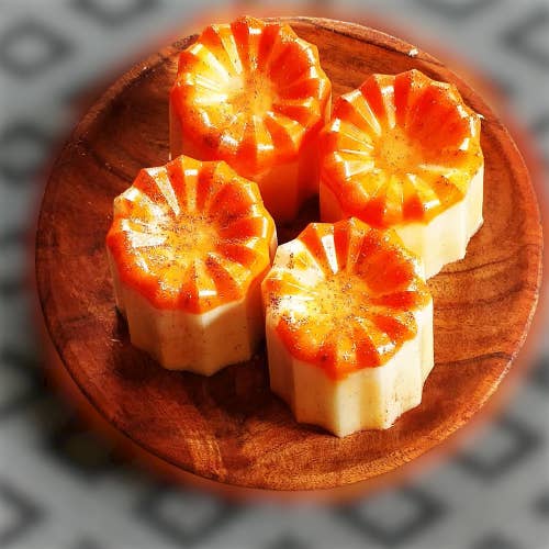 Vegetable soap in the shape of a Cannelé with honey for wholesale by LA FABRIQUE QUI PIQUE