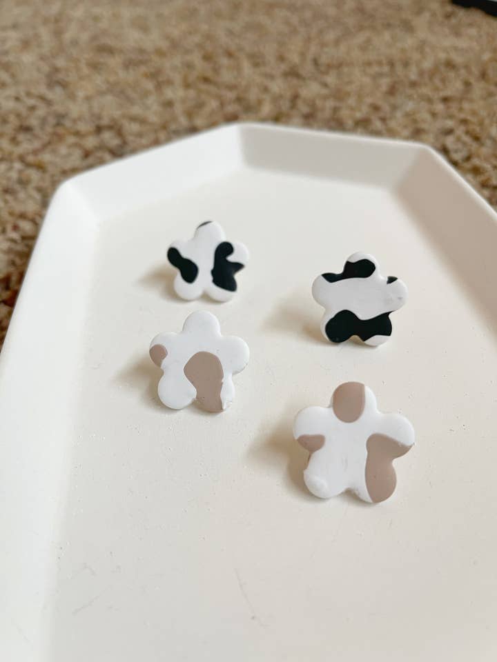 Borchie a forma di mucca floreale | Orecchini fatti a per la vendita all'ingrosso da parte di LivCreated