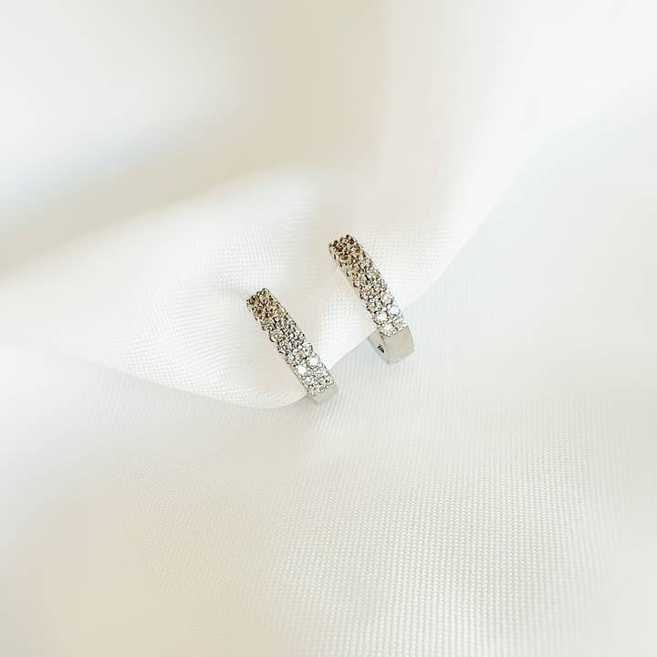 True by Kristy Jewelry - Vente Petits anneaux - Boucles d'oreilles Sparkle Pave Huggie Hoops en argent et or blanc