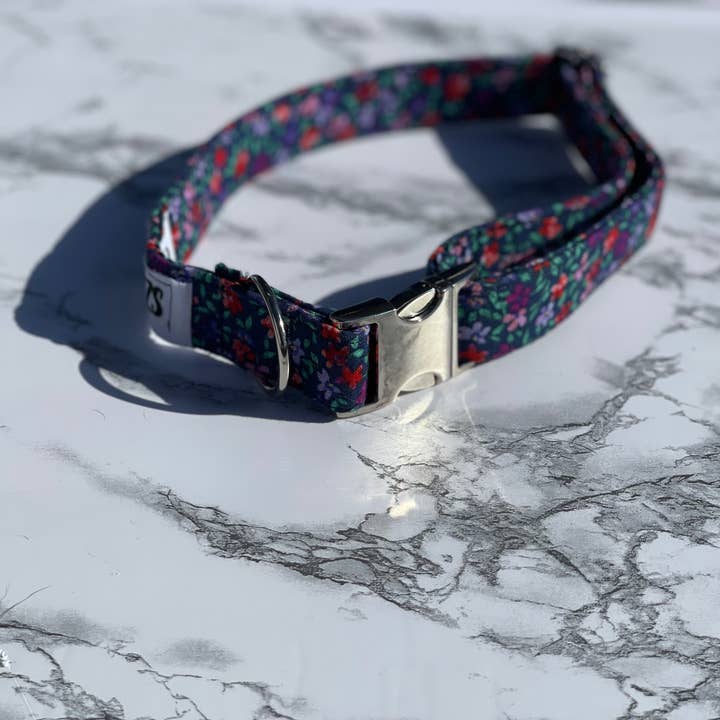 Collier pour chien enveloppé de tissu floral pour la vente par KZS Design