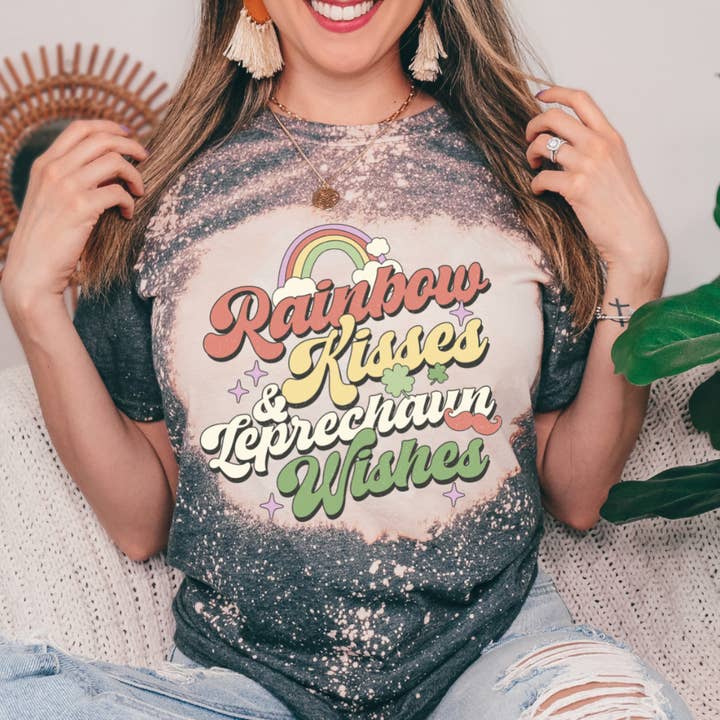 T-shirt à motif Rainbow Kisses blanchi pour la Saint-Patrick pour la vente par Londas Trendy Tees