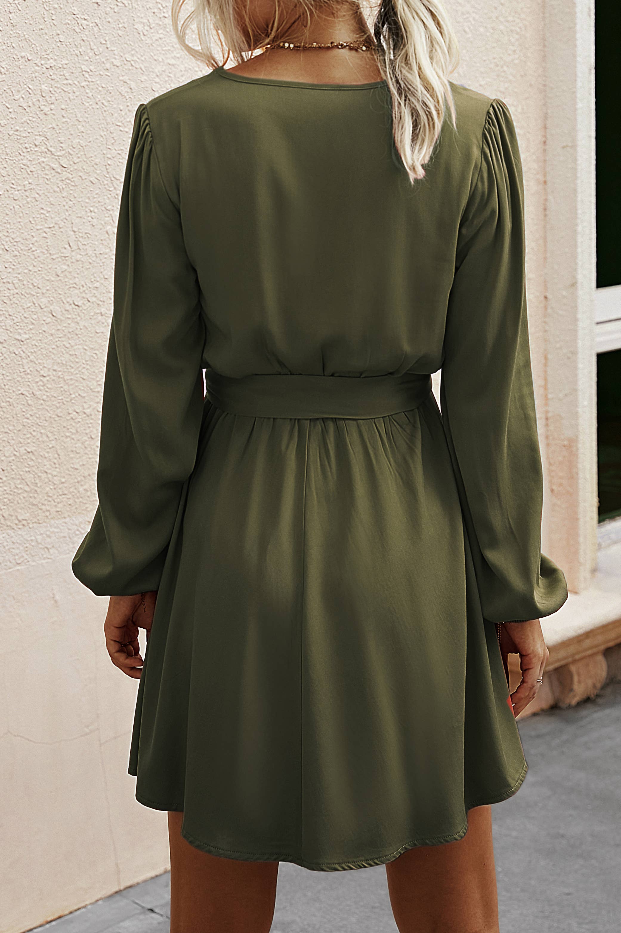 eLook – Großhandel Kleid – Damen – SZ1-DR6095 Langarmkleid mit V-Ausschnitt und Gürtel9