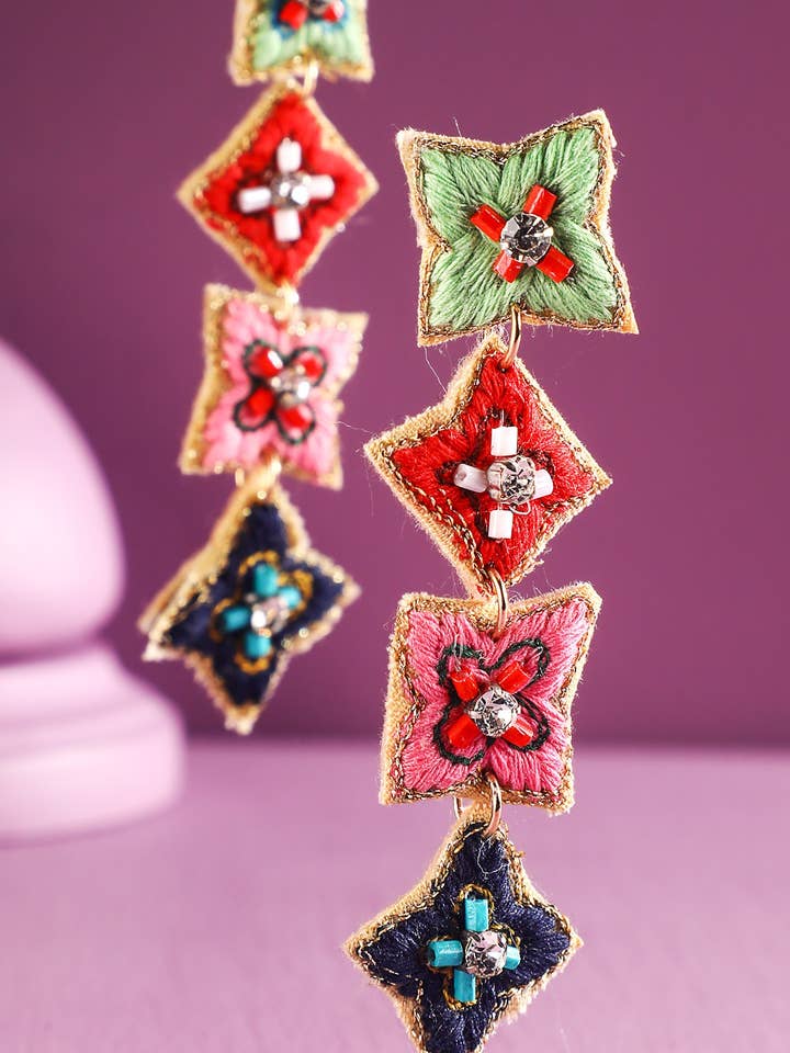 Indien Blomma Handbroderade Dinglande Örhängen för wholesale av Urbanista