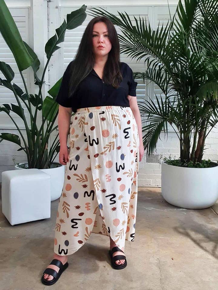 Jupe Micro Icone//Ecru Geo pour la vente par Hope & Harvest