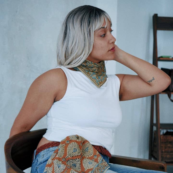 Gocce d'ambra - Bandana in cotone Kalamkari (KK1433) per la vendita all'ingrosso da parte di White Lotus Fashions