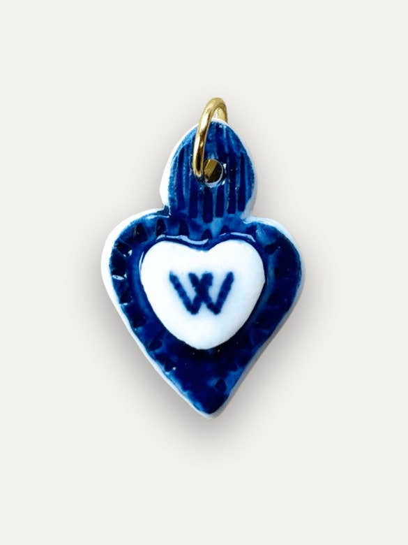 Charms - Pendentif en Porcelaine Cœur Bleu - Lettre W pour la vente par Tiké Jewels