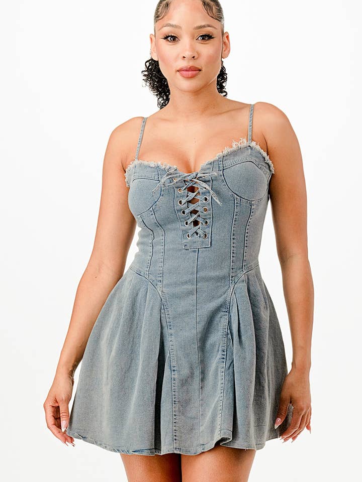 ROBE EN JEAN À BRETELLES pour la vente par Glance