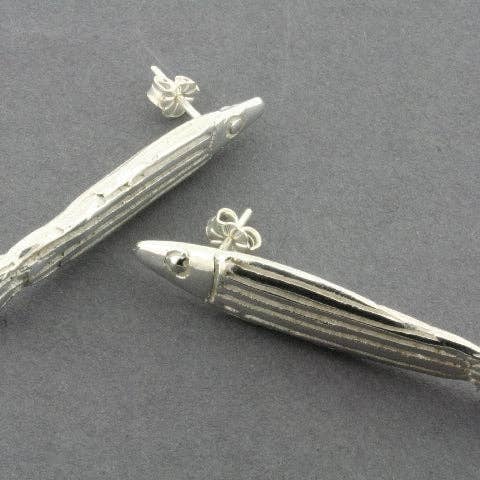 Orecchini a perno con scorfano a strisce argentate per la vendita all'ingrosso da parte di Makers & Providers