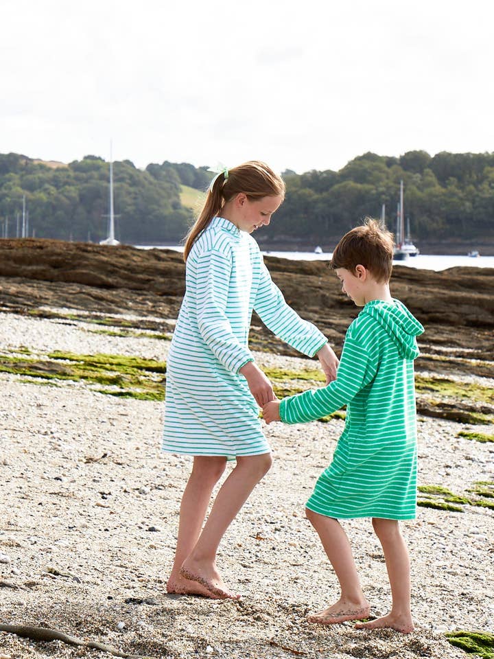 Bridie & Bert – wholesale Strandkläder – Barn – Barnens randiga badrock med huva i frotté