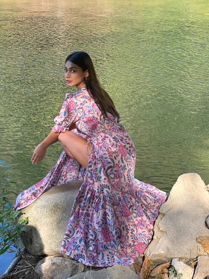 Robe portefeuille imprimée au tampon Satya en voile de coton pour la vente par The Fox and The Mermaid