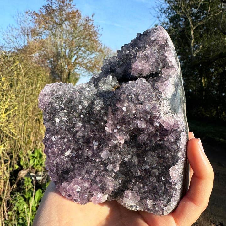 Ametyst med skåret base 1239g kaldet Matthias kun én tilgængelig for engroshandel hos Elf Kendal Hippies