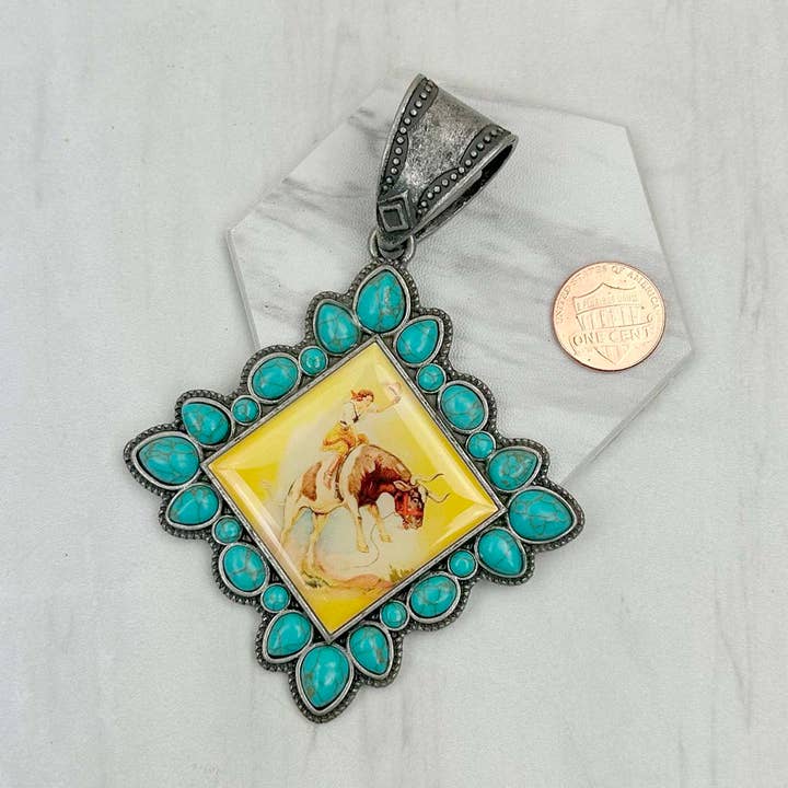 PD231210SL-17 quadratischer Cowgirl-Anhänger aus silberfarbenem Metall mit blauem türkisfarbenem Stein für den Großhandel von Western Elite Jewelry