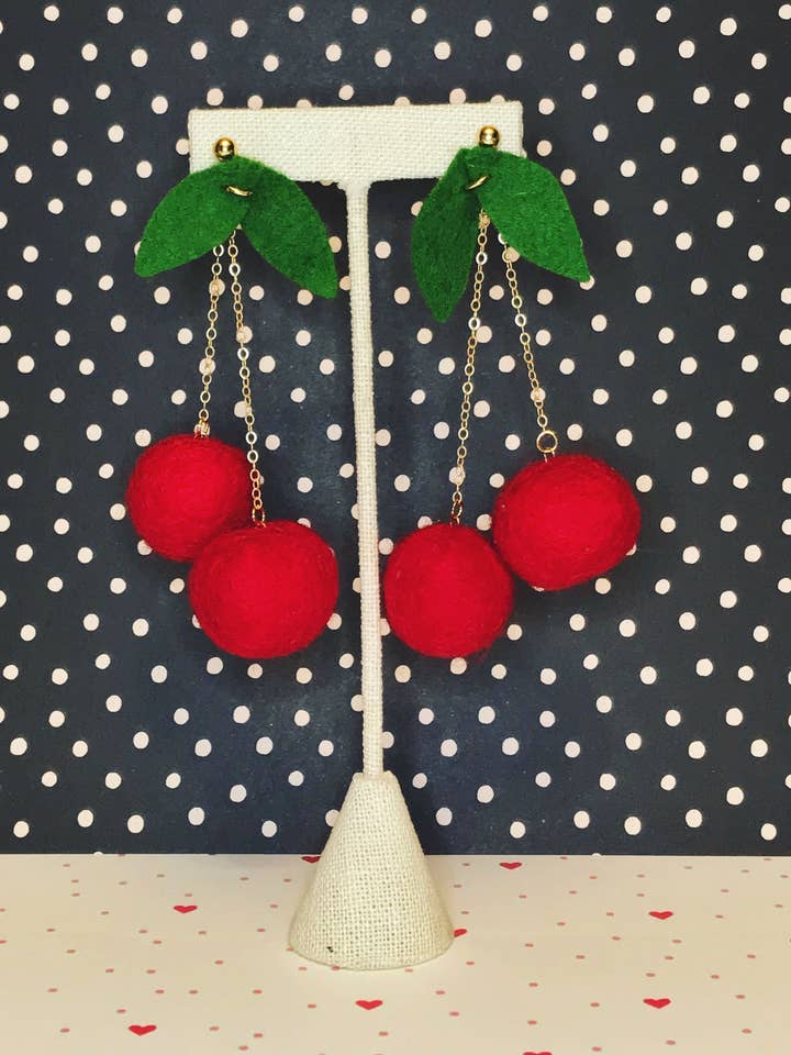 Maraschinokers Fruit Vilt Oorbel voor wholesale door Honey Loom Designs