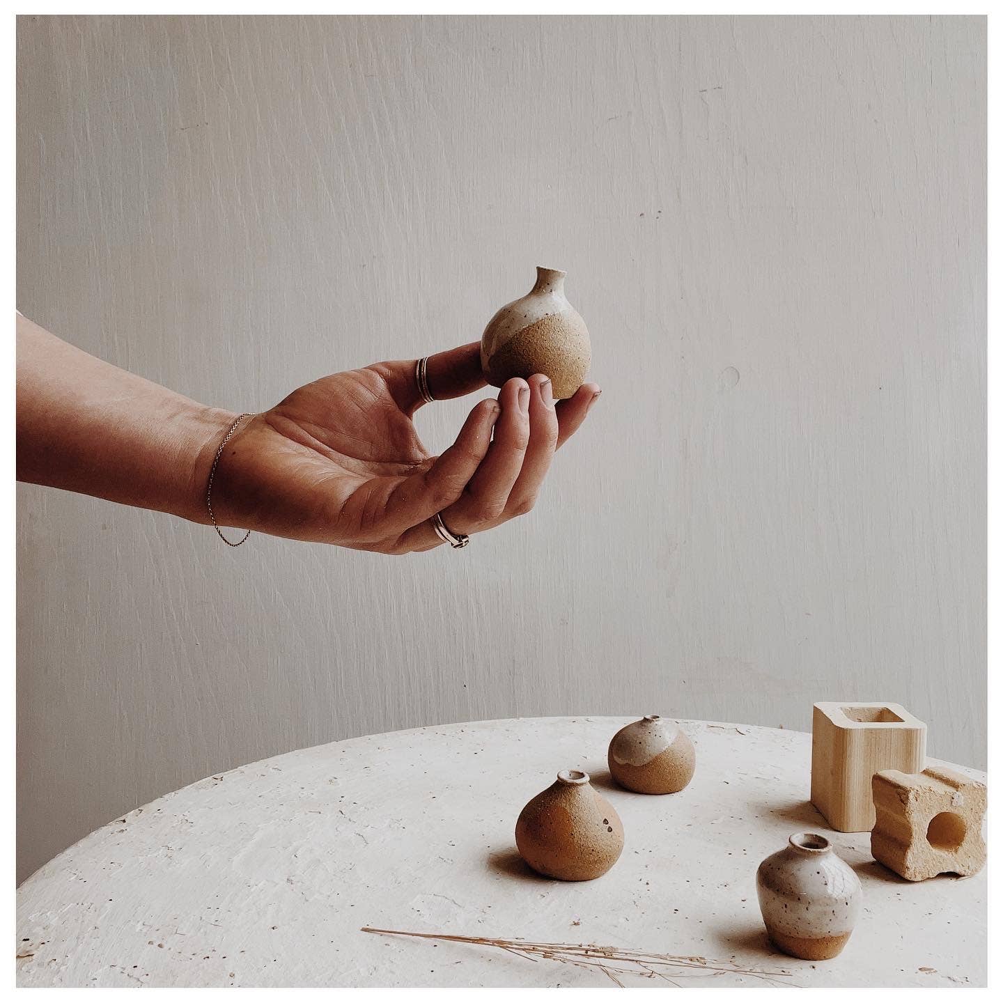 Good Hearted Woman - Wholesale Decorative Tabletop Object - Tiny Vase4