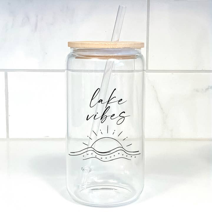 Lake Vibes glaskop med bambuslåg og halm 16 oz for engroshandel hos Modern Lifestyle Gifts