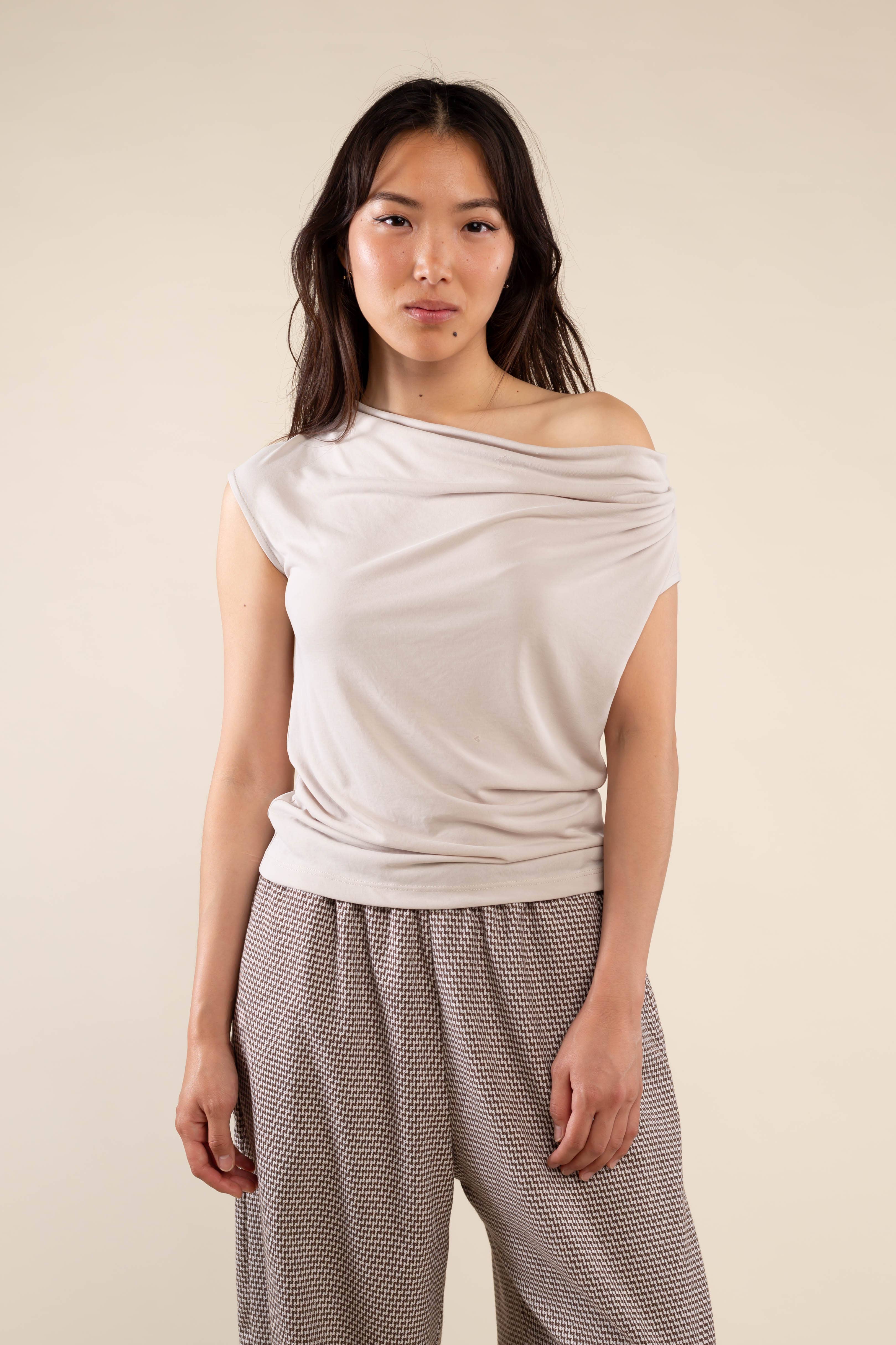 NLT – Großhandel Strickoberteil – Damen – Sato Cupro Top mit Wasserfallausschnitt und schulterfreiem Design8