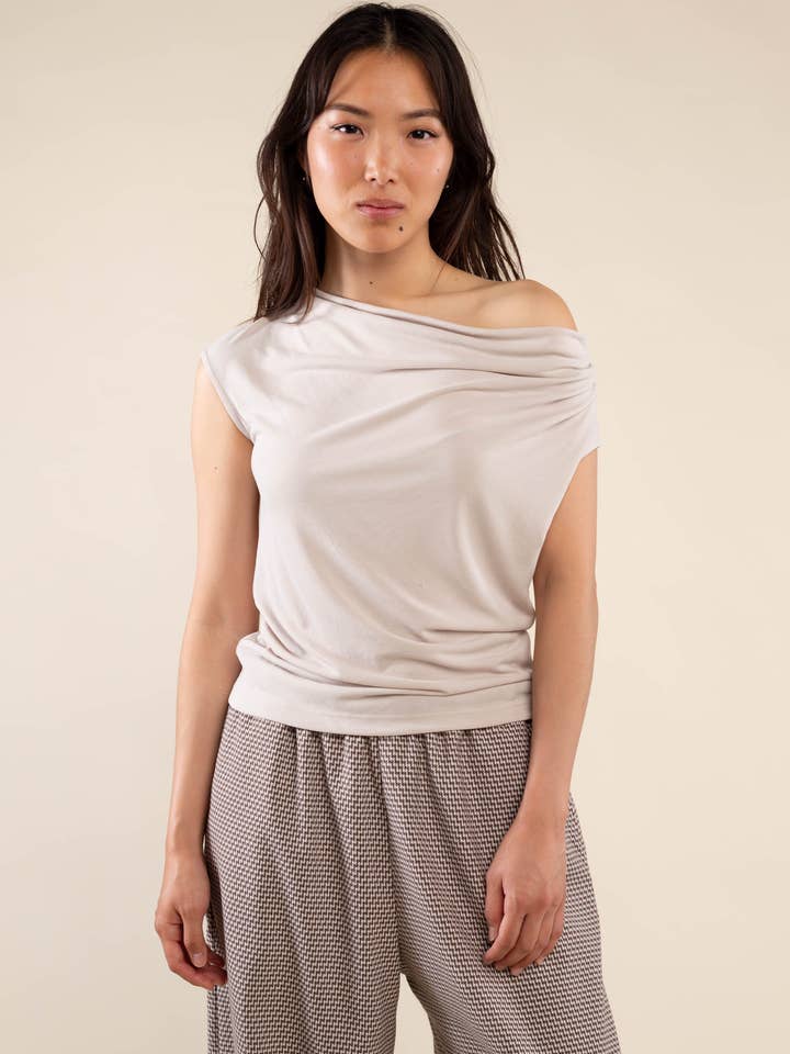 NLT – Großhandel Strickoberteil – Damen – Sato Cupro Top mit Wasserfallausschnitt und schulterfreiem Design8