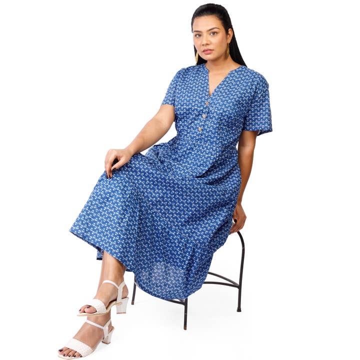 Volledig gevoerde gelaagde maxi-jurk voor dames met zakken Indigo voor wholesale door The Indian Bazaar