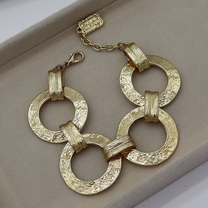 Bracelet à maillons en cercle doré avec finition martelée pour la vente par KARINE SULTAN