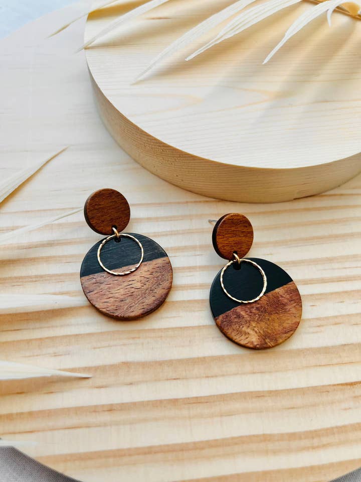 Runde Ohrstecker aus Holz und Harz mit goldenen Reifen für den Großhandel von Lavender Avenue