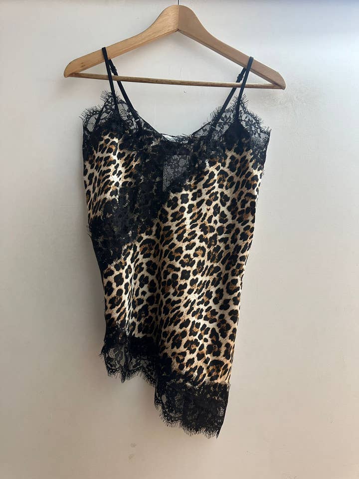 11220LZ Asymmetrische satijnen top met print en bandjes voor wholesale door LORIANE