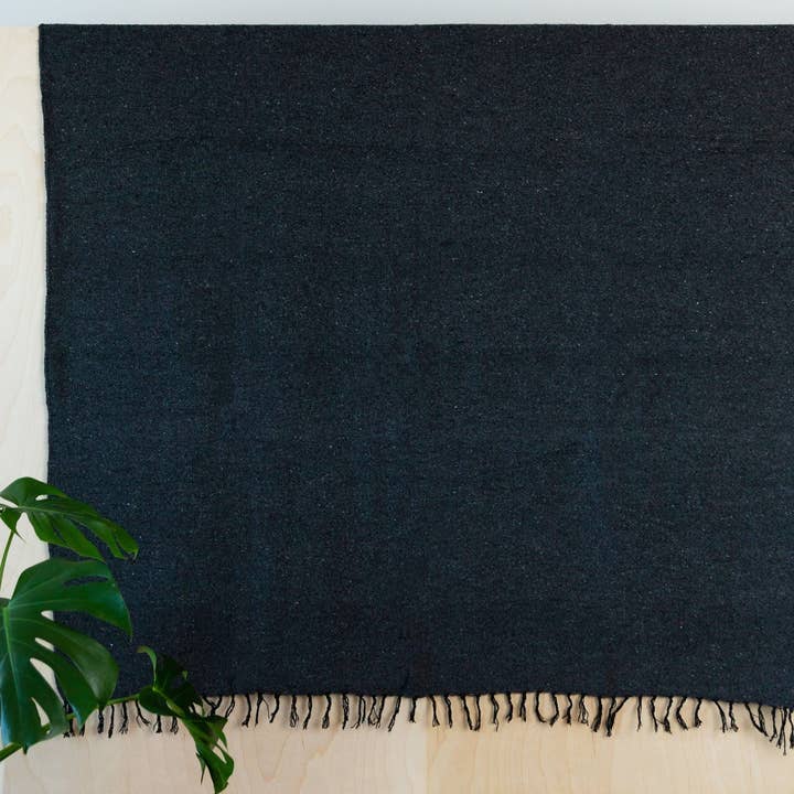 SIDREY - Vente Plaids - Couverture mexicaine tissée unie de couleur gris charbon0