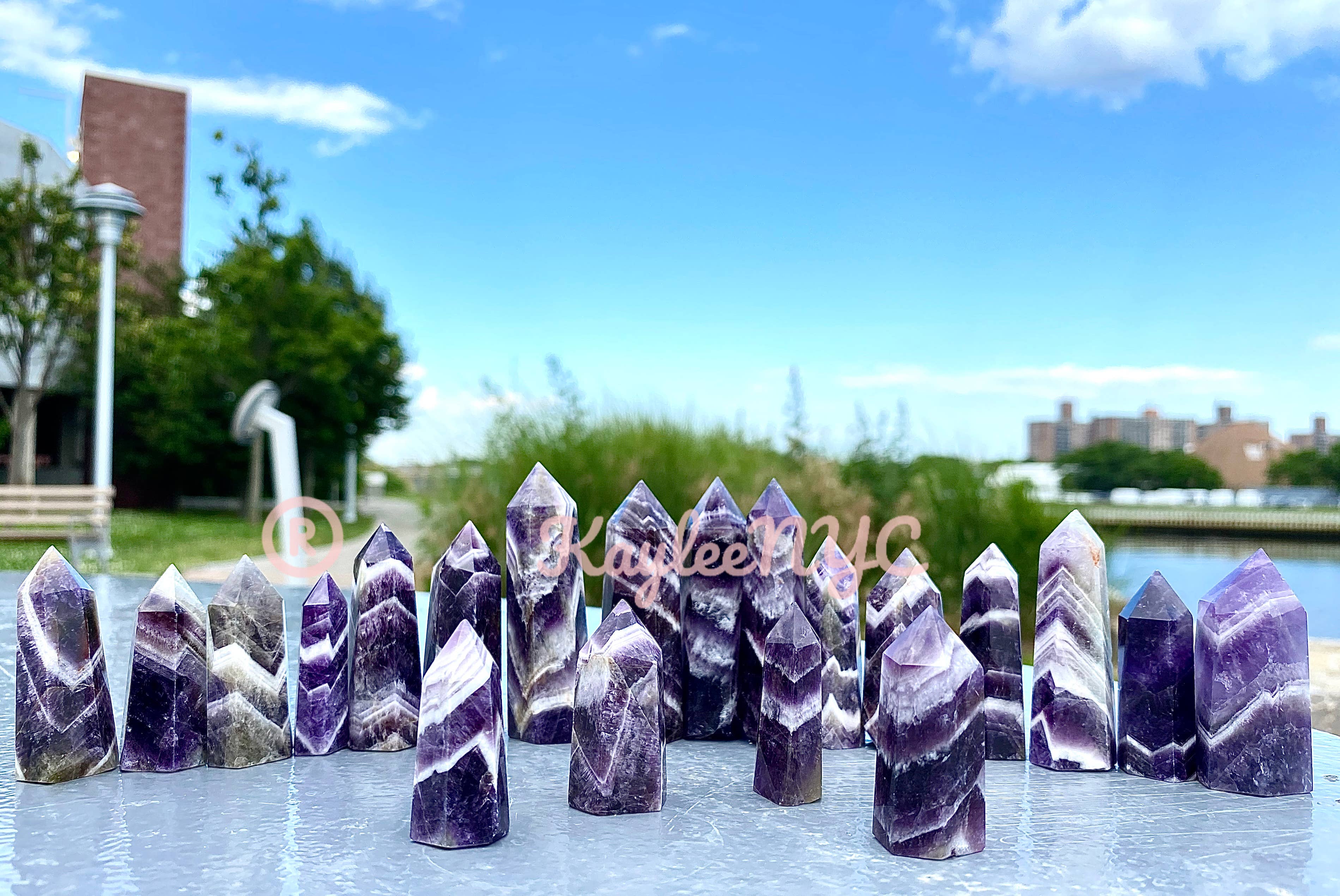 KayleeNYC - Vendita all'ingrosso Pietra/cristallo spirituale - Punta di obelisco in ametista Chevron Natural Dream da 1 libbra1