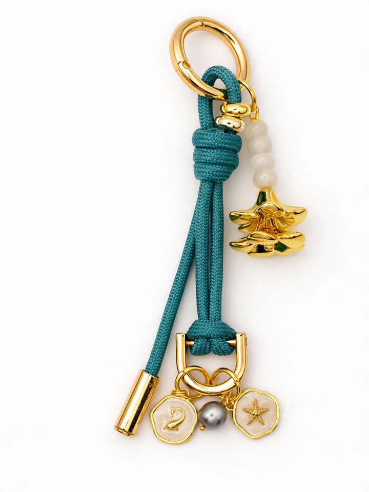 Leo Charm – Encanto de Bolsa e Acessório (Azul-petróleo, Plumeria) por atacado de Leo & Lei