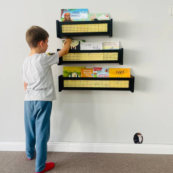 Mensola galleggiante in rattan multicolore di facile accesso rivolta frontalmente per la vendita all'ingrosso da parte di CosyDecorArt