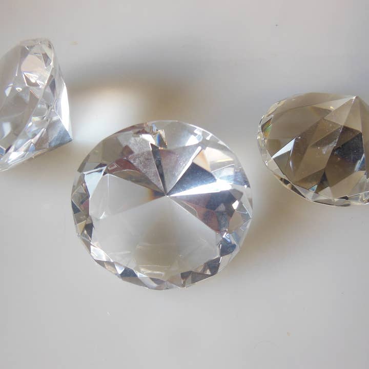 Jane A Gordon: Jewelry Art Gifts Inspiration – Großhandel Briefbeschwerer – Diamantförmiger Briefbeschwerer aus Glas1