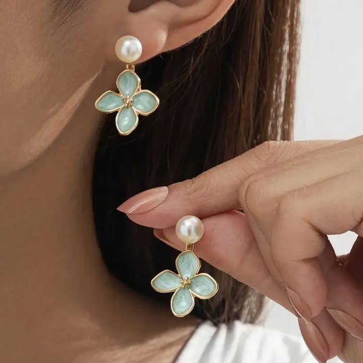 Ørering med blomsterformet perle i 14K guld for engroshandel hos Everly Yours