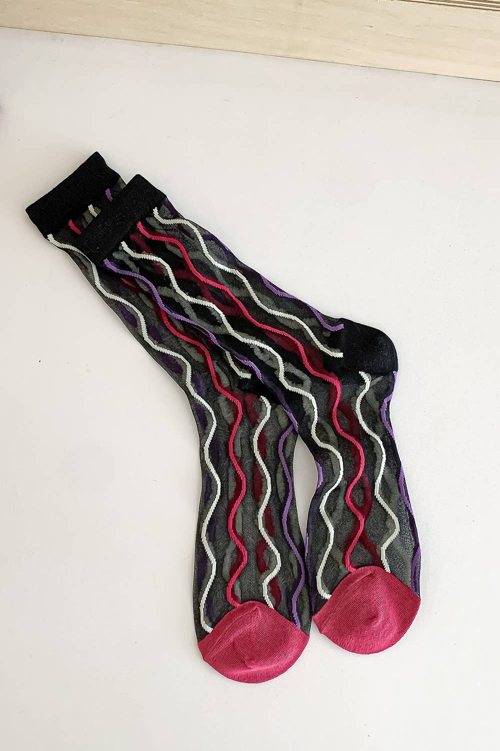 Nero Calzini trasparenti con onde colorate 🎨🖤 in vendita all'ingrosso su Faire4