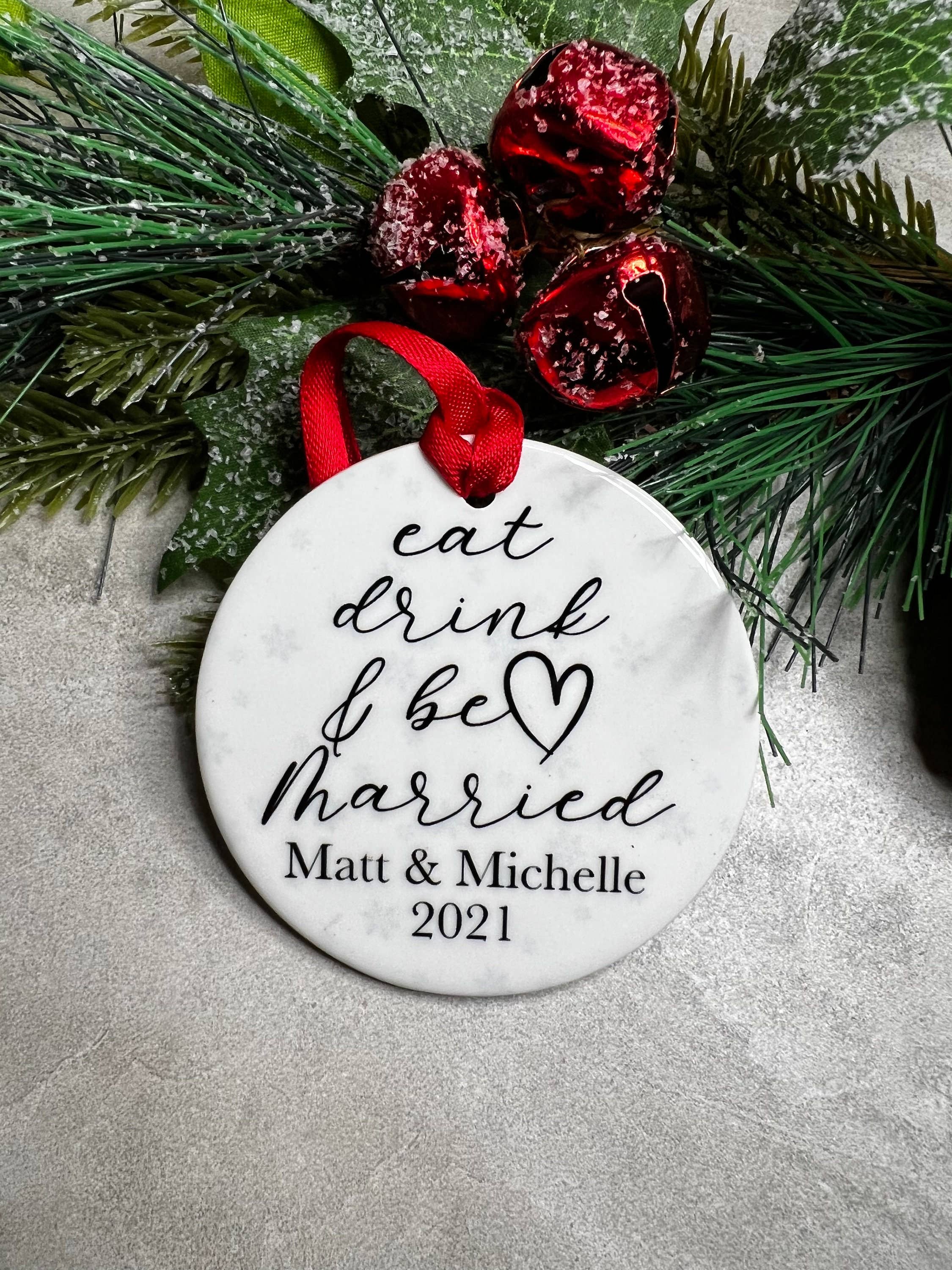 Crafts By Chelle Us - Vente Objets de décoration - Ornement de Noël manger, boire et se marier | Ornement personnalisé | Ornement souvenir | Marié 2021 | Ornement d'annonce | Personnel1
