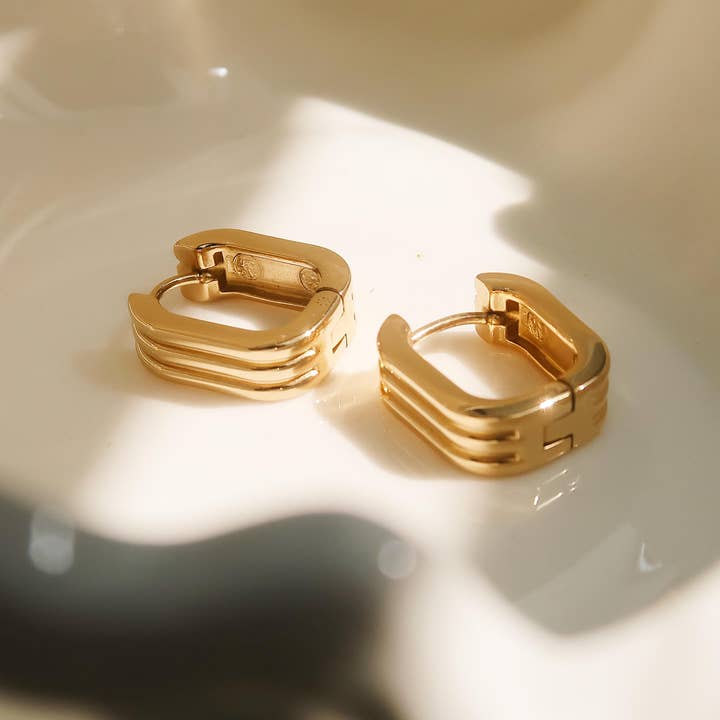 Gult guld Noa 18K guldfärgade örhängen med ränder, rostfritt stål, missfärgningsfria för wholesale på Faire1