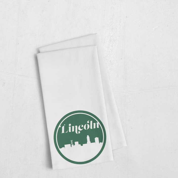 Lincoln Nebraska retro skyline handdoek | Meerdere kleuren voor wholesale door Paperfinch Design