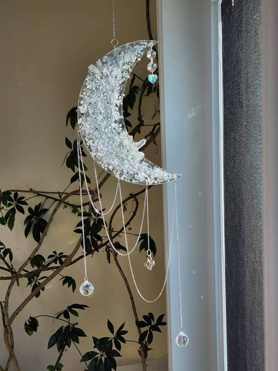 Grey Stone boutique – Engroshandel Solfanger – Moon suncatcher med krystal til væg, regnbueskaber1