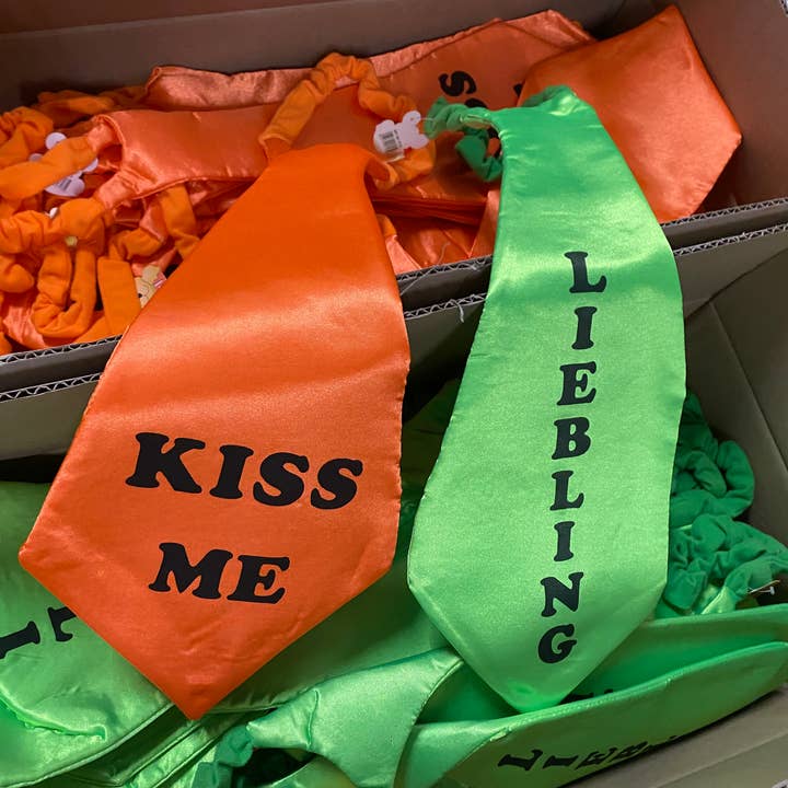 Party ties, carnival, costume accessories, accessories for wholesale by Salzmann Restwaren GmbH