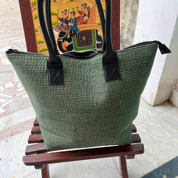 bhavnas boutique - Venta al por mayor Bolsa de asa- Mujer - Bolso Kantha de algodón indio liso verde con correa de piel