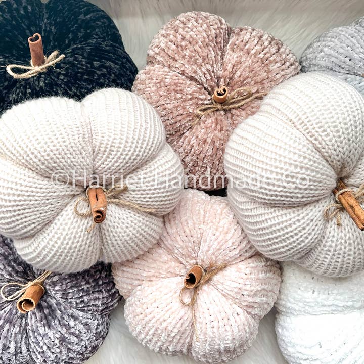 Citrouilles en tricot de velours – Grande décoration d'automne / Halloween pour la vente par Harriet Handmade Co.